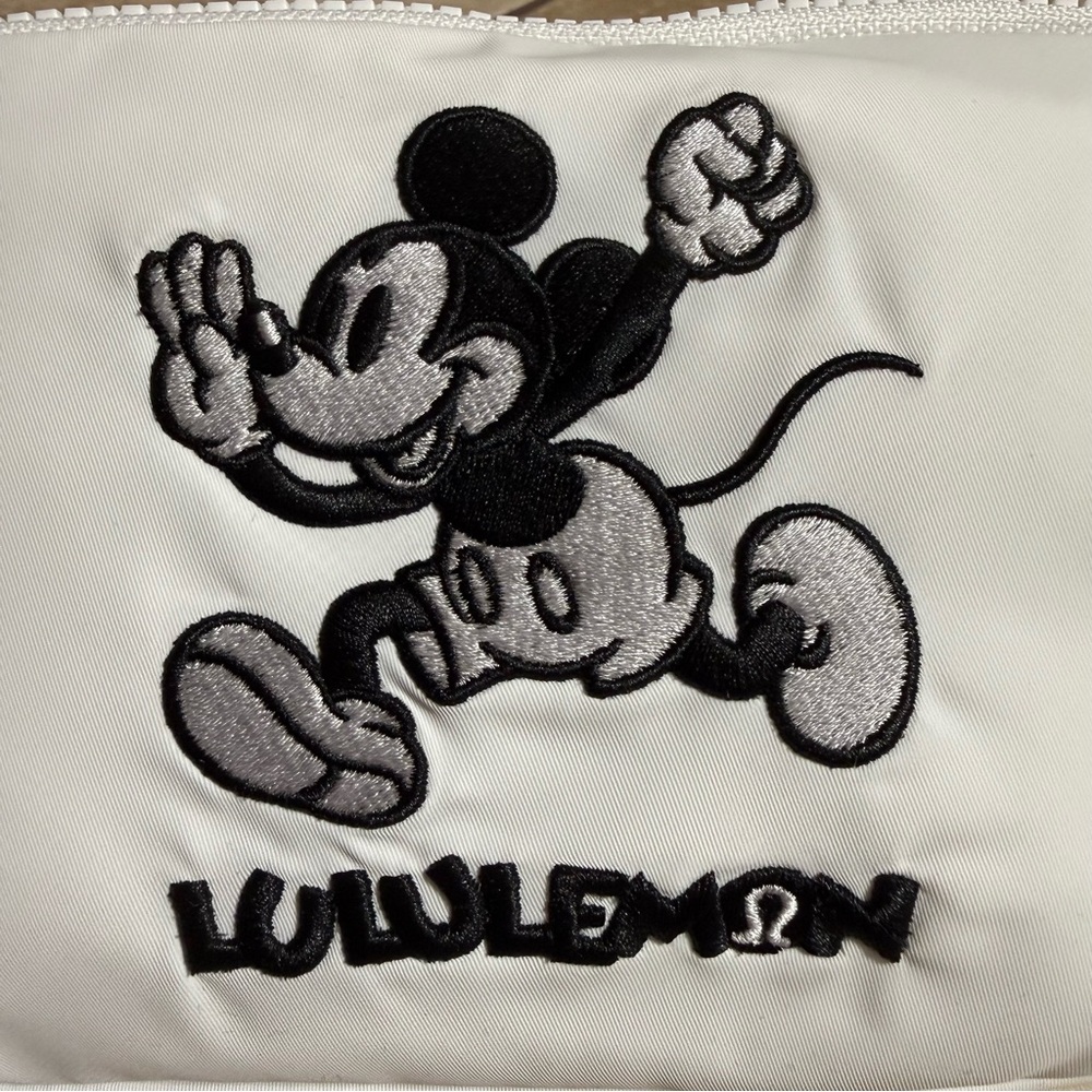 Disney x lululemon LIMITED EDITION White Mickey Everywhere Belt Bag - Picture 10 of 12